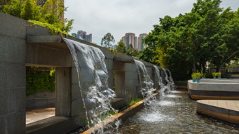 在访客进入湿地公园前，入口广场先以瀑布的淙淙水声为访客洗尘涤虑，以示欢迎，并诱导访客心境从闹市尘嚣转向大自然。